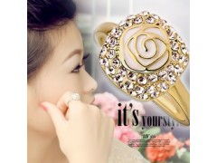 韓潮涌動，璀璨情緣 義烏飾品直銷網(wǎng)引領滿鉆山茶花戒指新風尚